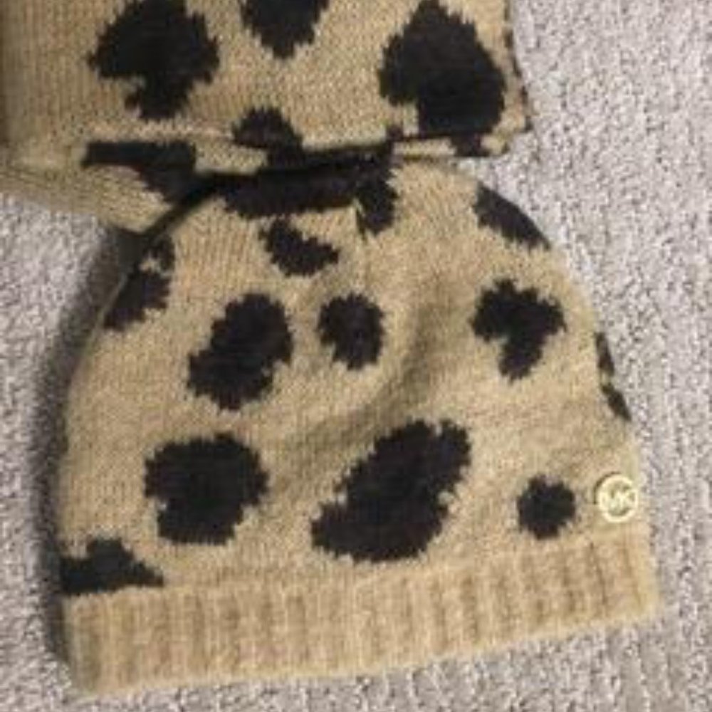 Michael Kors Hat & Scarf set - Picture 2 of 3
